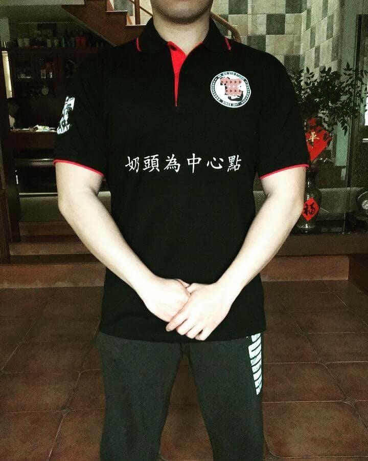 健身中心負責人收到衣服後感到十分無奈，因為衣服不是他想的那樣。（爆料公社圖片）