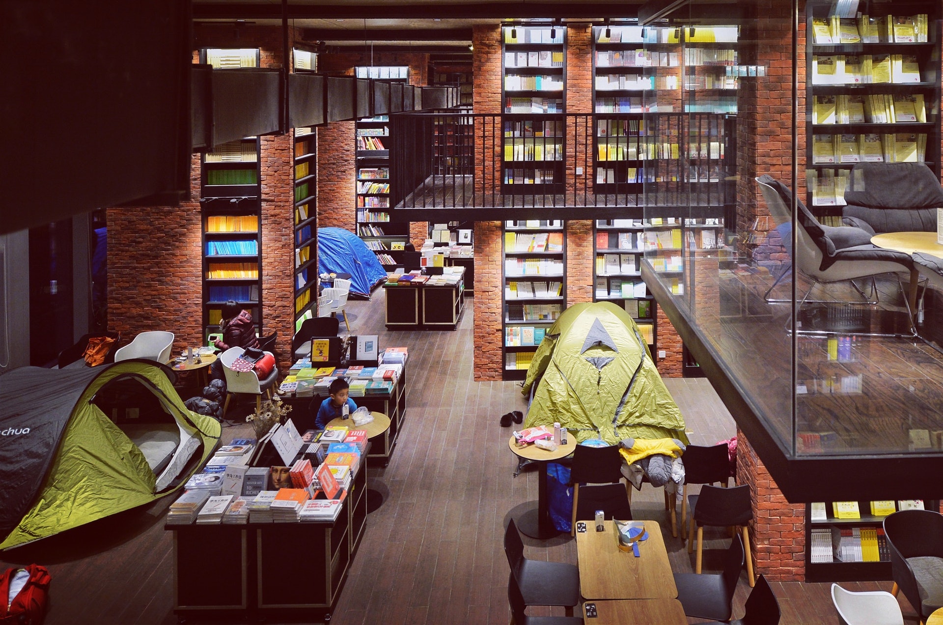 成都的鍾書閣書店舉辦「夜宿書店」,14個家庭在書店內過上一晚。(視覺中國) 成都的鍾書閣書店舉辦「夜宿書店」,14個家庭在書店內過上一晚。(視覺中國)