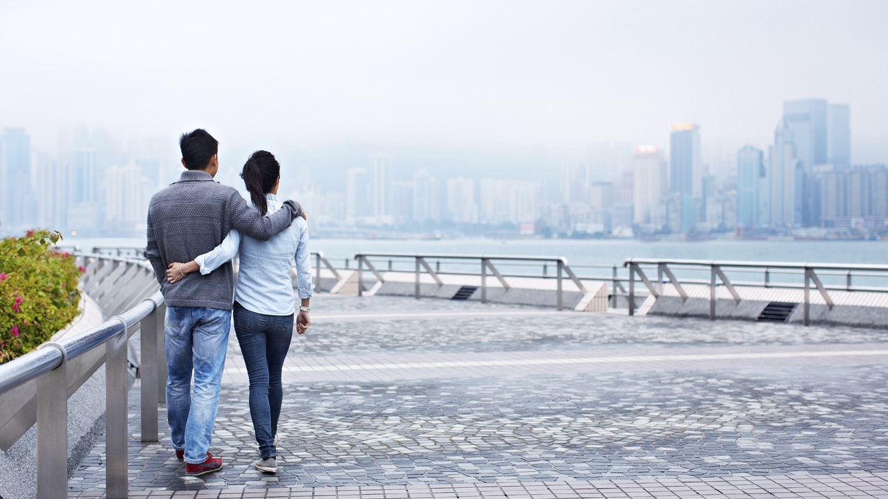 「新香港人」夫婦劏房搬上海景樓 內地人妻:羨慕港男生有條件玩 「新香港人」夫婦劏房搬上海景樓 內地人妻:羨慕港男生有條件玩