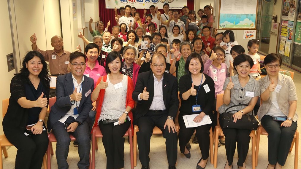 張建宗:湊孫課程反應踴躍 長者學幫嬰兒掃風 張建宗:湊孫課程反應踴躍 長者學幫嬰兒掃風