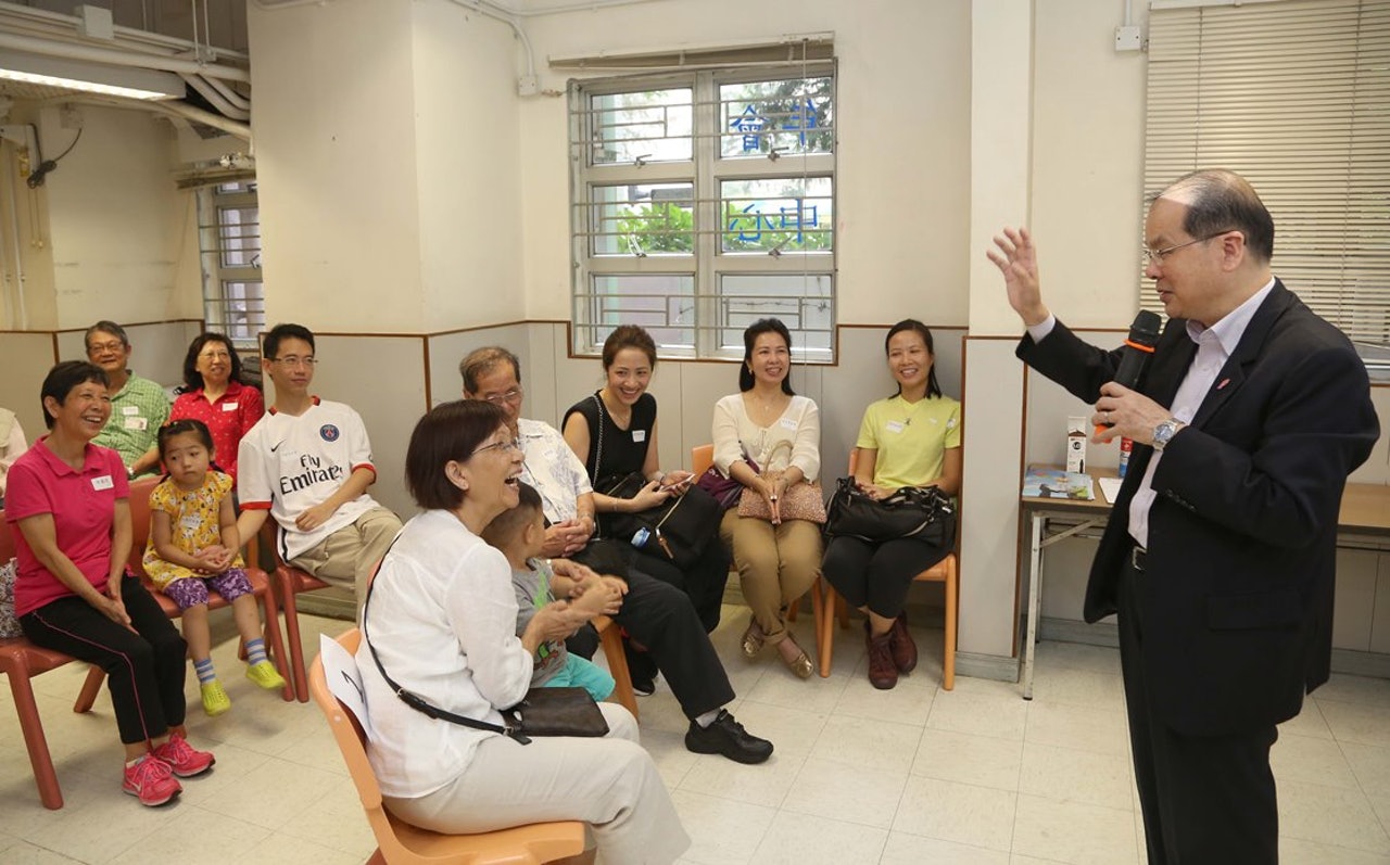 張建宗早前到訪西灣河的長者地區中心,了解祖父母參與「幼兒照顧訓練課程試驗計劃」情況。 張建宗早前到訪西灣河的長者地區中心,了解祖父母參與「幼兒照顧訓練課程試驗計劃」情況。
