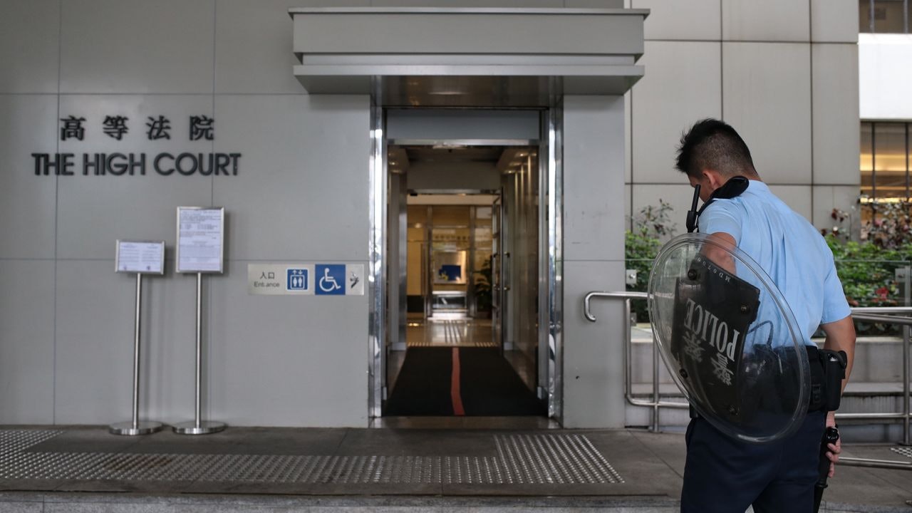 高院實施新保安措施 首日運作大致暢順 保安員變「揸lift」人 高院實施新保安措施 首日運作大致暢順 保安員變「揸lift」人
