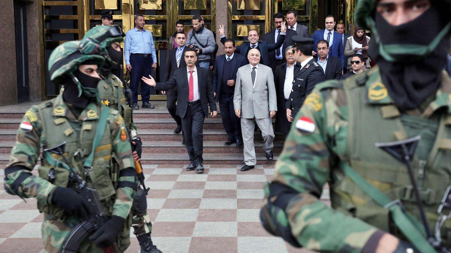 埃及軍方勢力之大，單在總統參選人報名的場面亦可見一斑。（路透社）