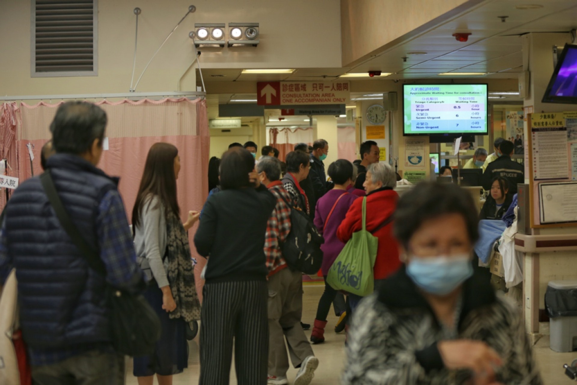 醫管局將動用該5億元,在農曆新年前後完成加開700張短期病床等措施。(資料圖片) 醫管局將動用該5億元,在農曆新年前後完成加開700張短期病床等措施。(資料圖片)