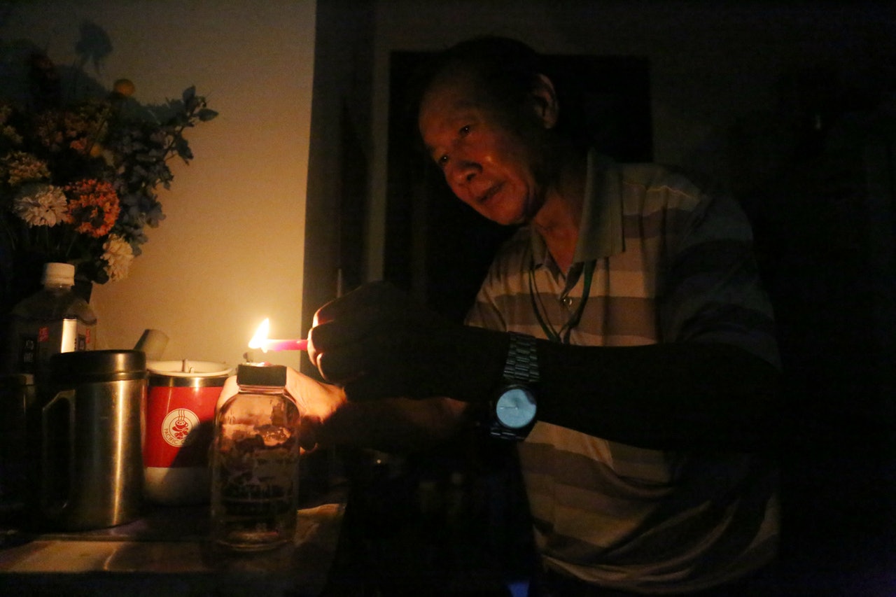 曉光閣及曉明閣停電,住所漆黑一片,住戶只能燃點燭火,以微弱光線照亮單位,過著無電生活。(魯嘉裕攝) 曉光閣及曉明閣停電,住所漆黑一片,住戶只能燃點燭火,以微弱光線照亮單位,過著無電生活。(魯嘉裕攝)