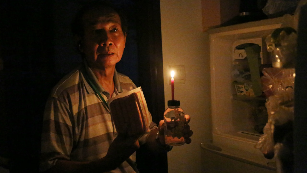 曉光雙廈仍斷電 燭光照亮「無電夜」 居民恐要捱兩周 曉光雙廈仍斷電 燭光照亮「無電夜」 居民恐要捱兩周