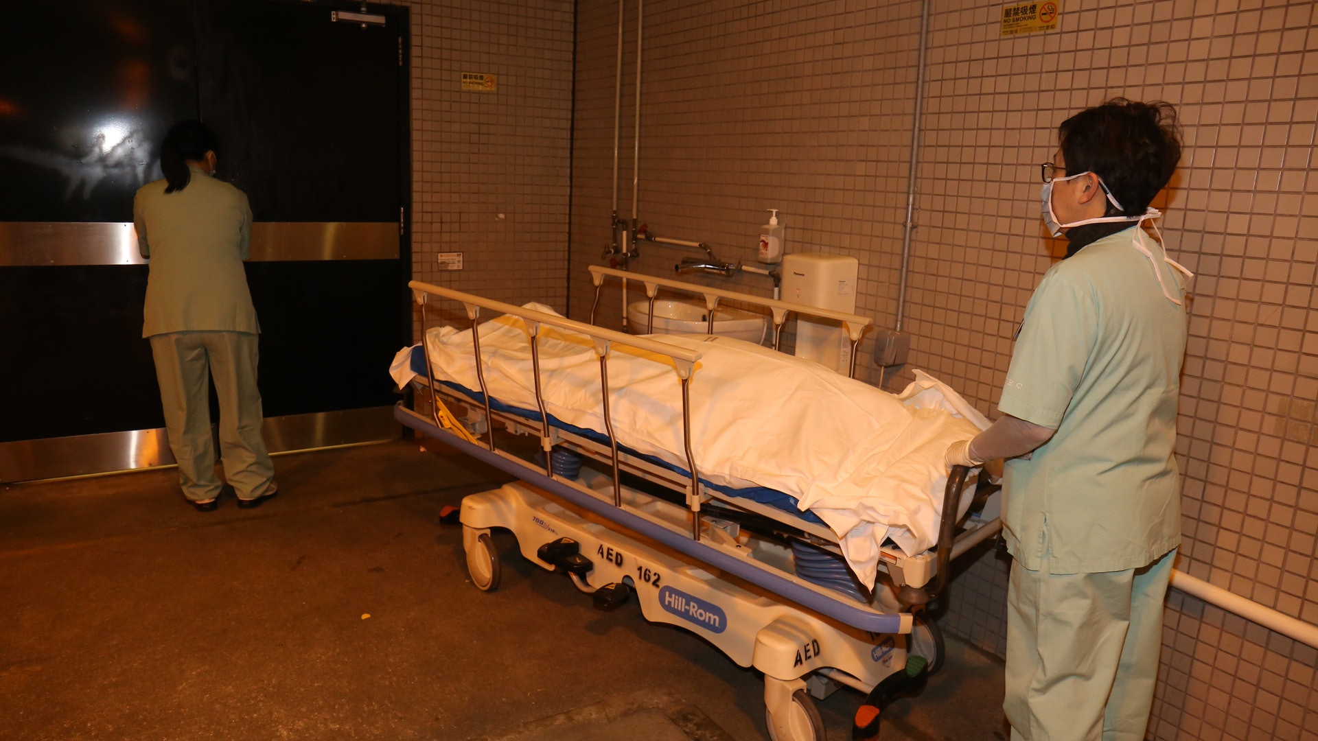 【律師墮樓】24歲女疑不堪工作壓力 見習律師文件核實雜務一腳踢 【律師墮樓】24歲女疑不堪工作壓力 見習律師文件核實雜務一腳踢