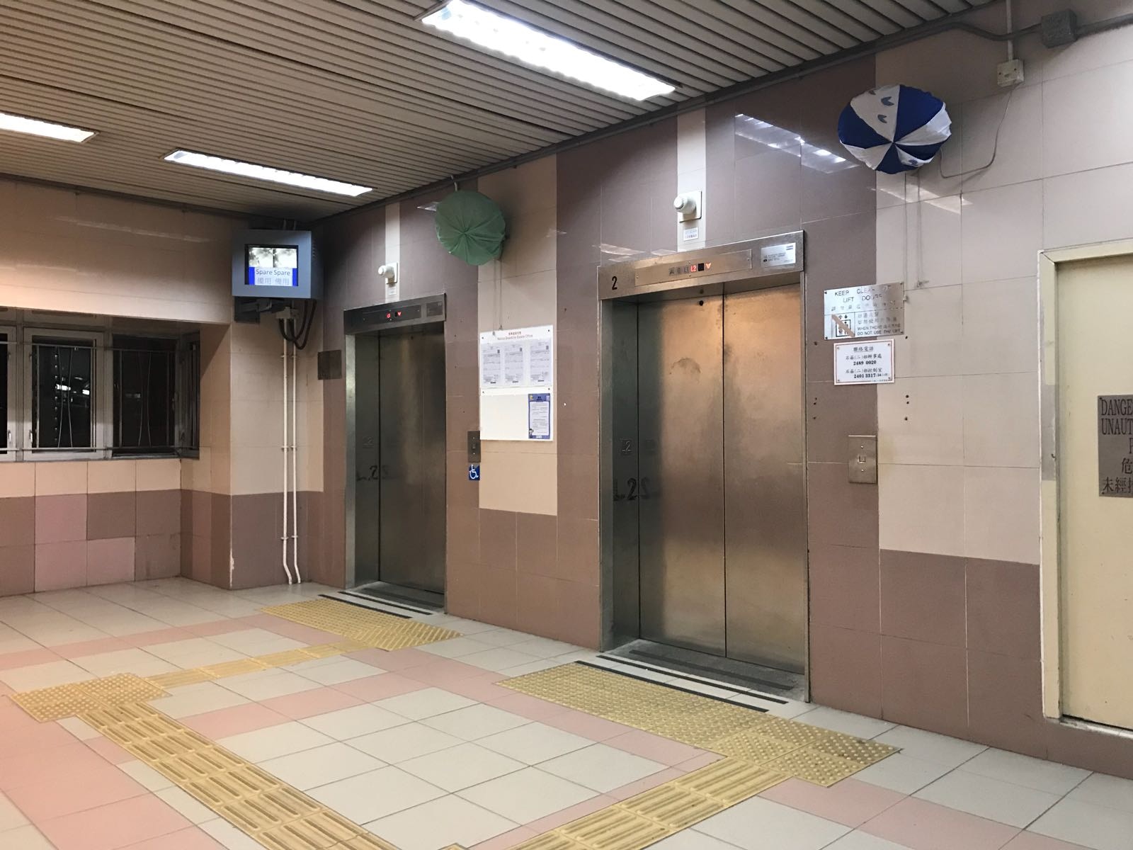 除了公屋內的升降機，石籬二邨依山而建，居民也需要乘搭公眾升降機，尤其是長者。（受訪者提供）