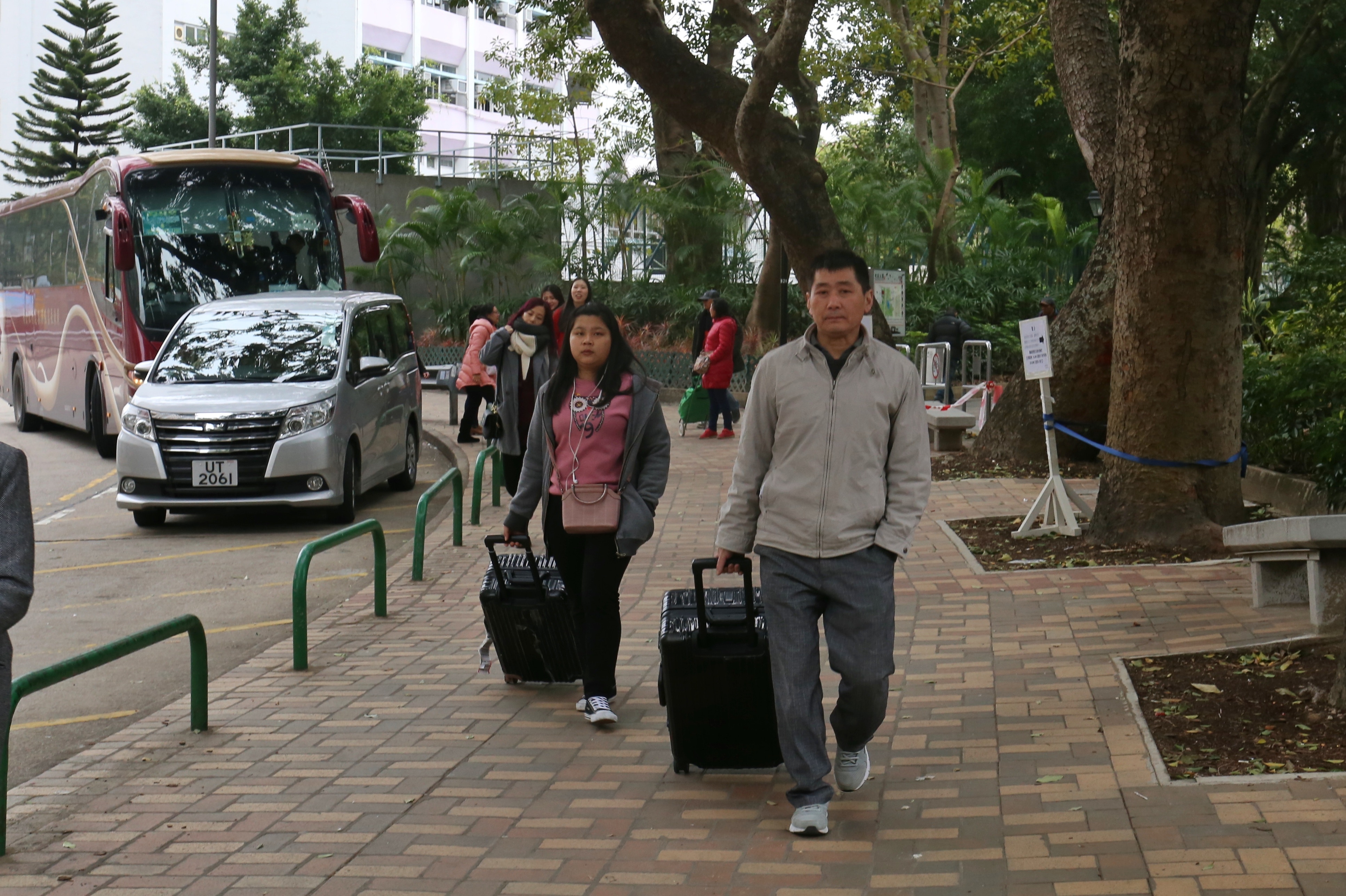 【進擊的跨境巴】運輸署突遷站 拖篋客拍門借廁就地解手擾村民