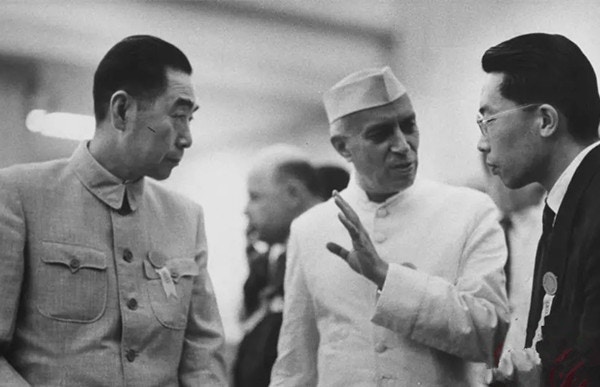 1950年代初，周恩來（左）提出「和平共處五項原則」，以此與其他國家打交道。 圖中為時任印度總理尼赫魯。（網絡圖片）