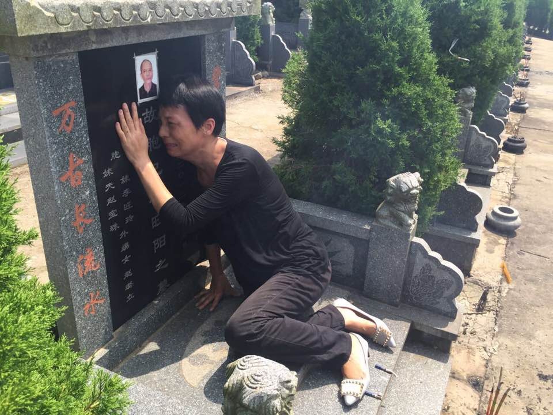 李旺玲在兄長墓前哀慟不已。(twitter截圖) 李旺玲在兄長墓前哀慟不已。(twitter截圖)