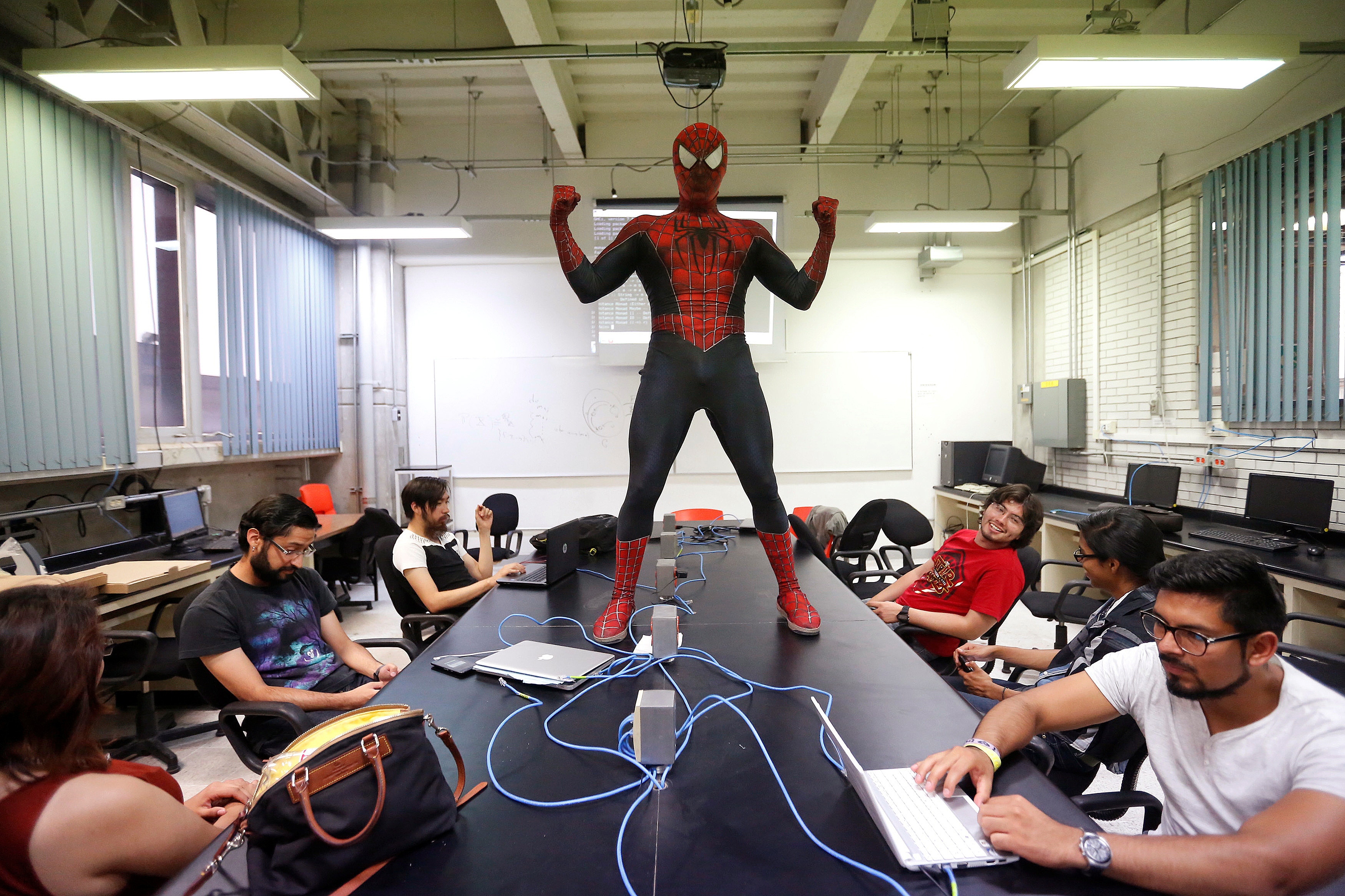 在Vazquez工作的墨西哥國立自治大學科學院，人人都稱他為Spider-Moy。（Edgard Garrido/路透社）