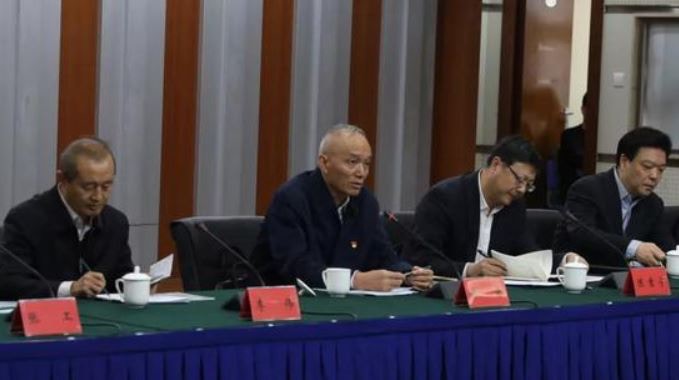 蔡奇（左二）和陳吉寧（右二）調研疏解非首都功能，聚焦推進「騰籠換鳥」。（網上圖片）