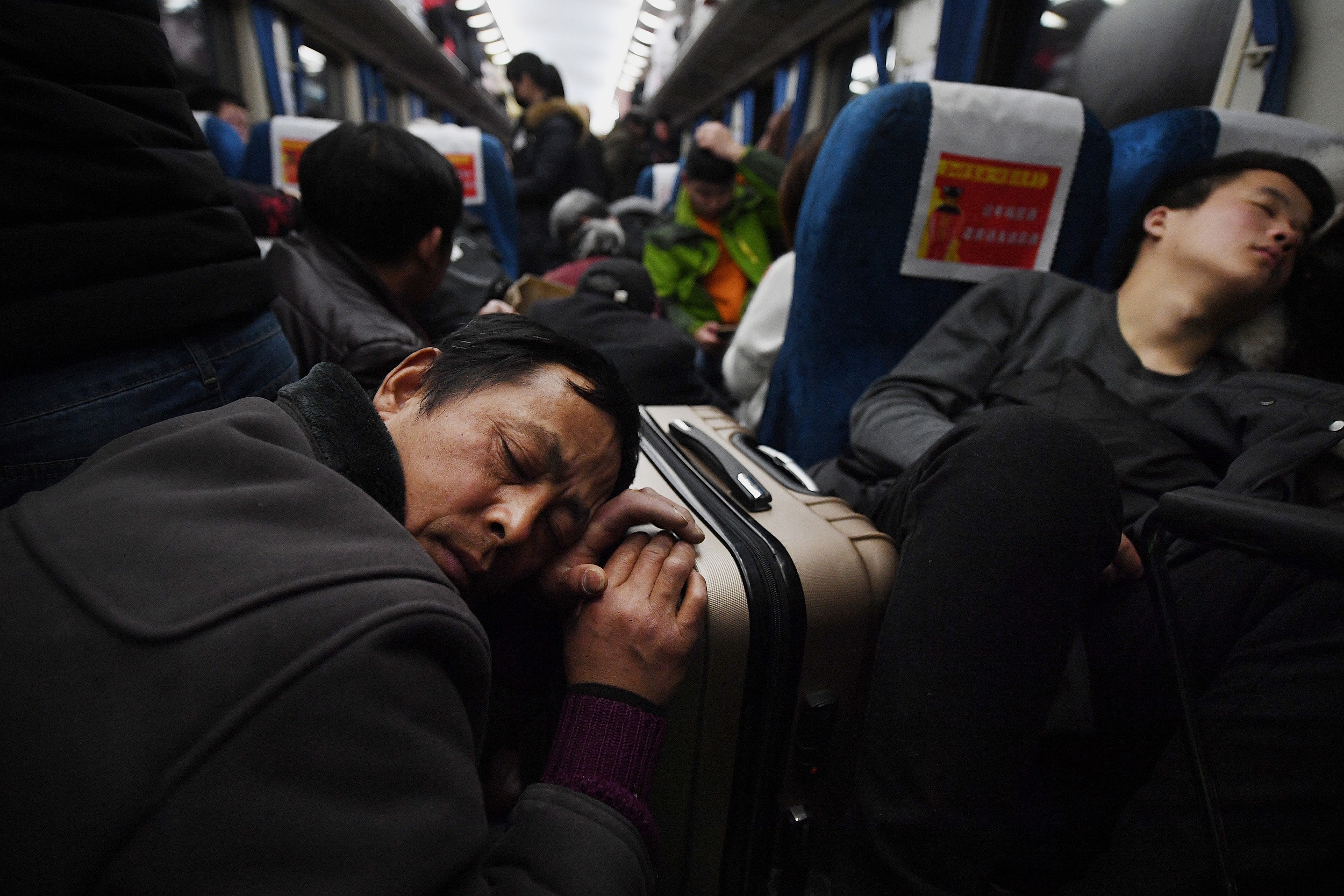 【多圖】內地春運列車上的返鄉人：各種睡眠姿勢有如雜耍