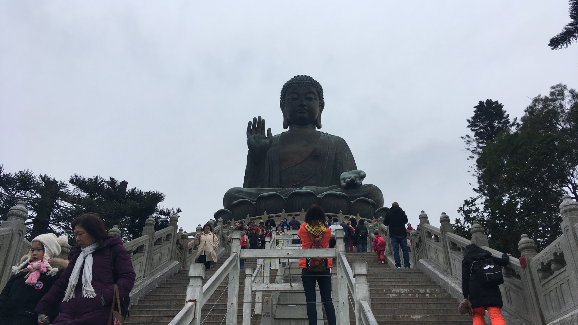 昂坪持續低溫未阻向佛心 寶蓮寺僧侶戴頸巾 善信舉家寒風中還神 昂坪持續低溫未阻向佛心 寶蓮寺僧侶戴頸巾 善信舉家寒風中還神