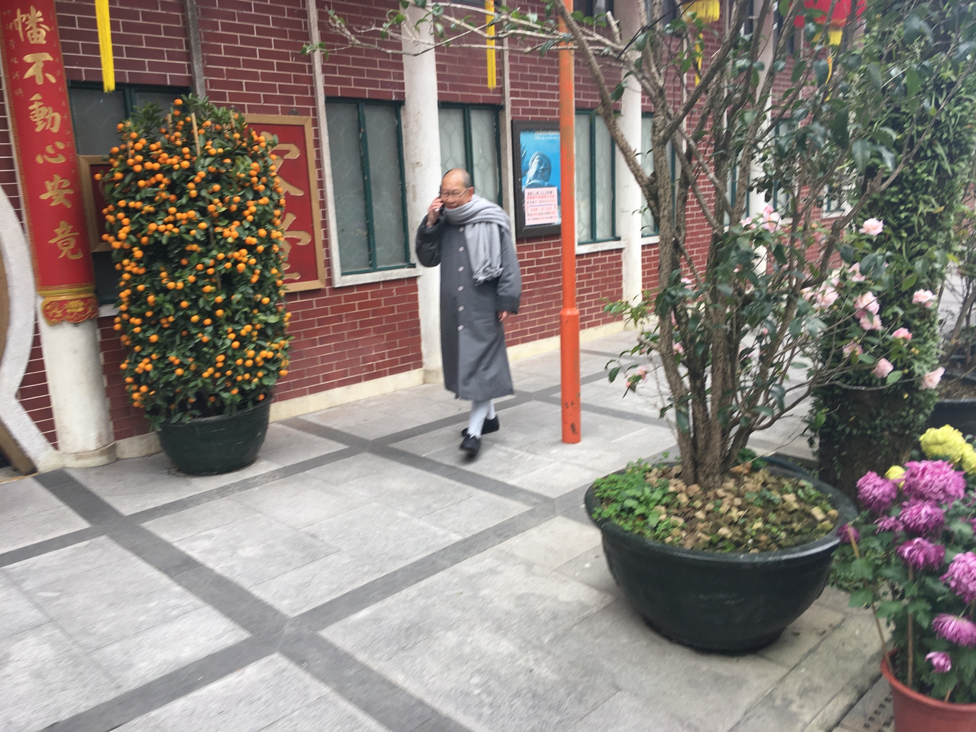有僧人圍上頸巾。(甄挺良攝) 有僧人圍上頸巾。(甄挺良攝)