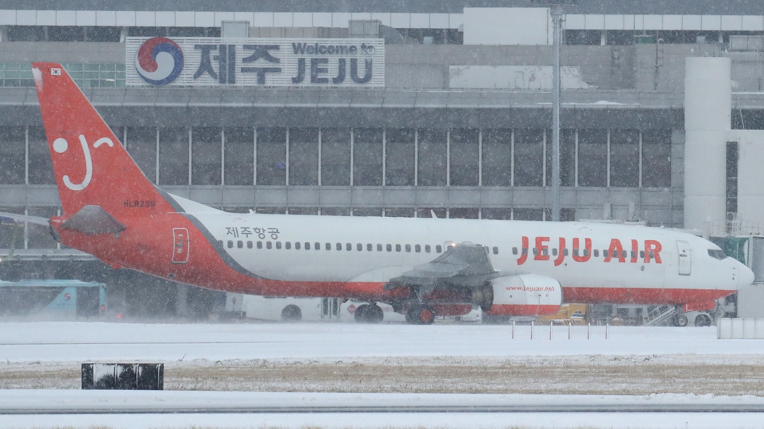 韓國立春之際遇大雪　濟州島逾百航班取消或延誤　旅客滯留機場