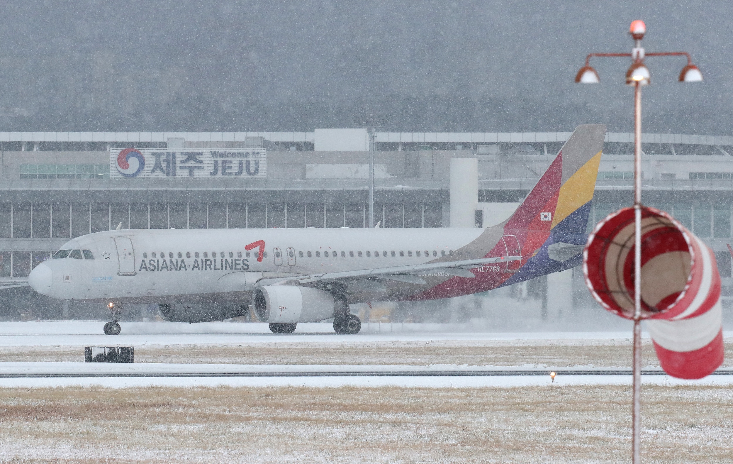 韓國濟州島國際機場周日（5日）逾百航班取消或延誤，當局發布大雪預警。（視覺中國）