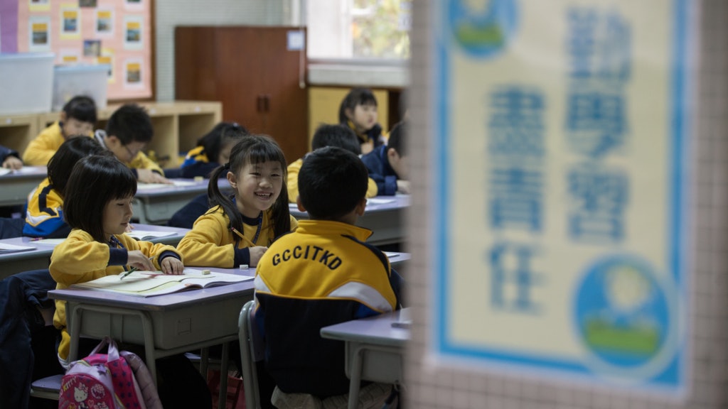 如果呢個世代唔係咁 少年梗係唔識「愁」 如果呢個世代唔係咁 少年梗係唔識「愁」