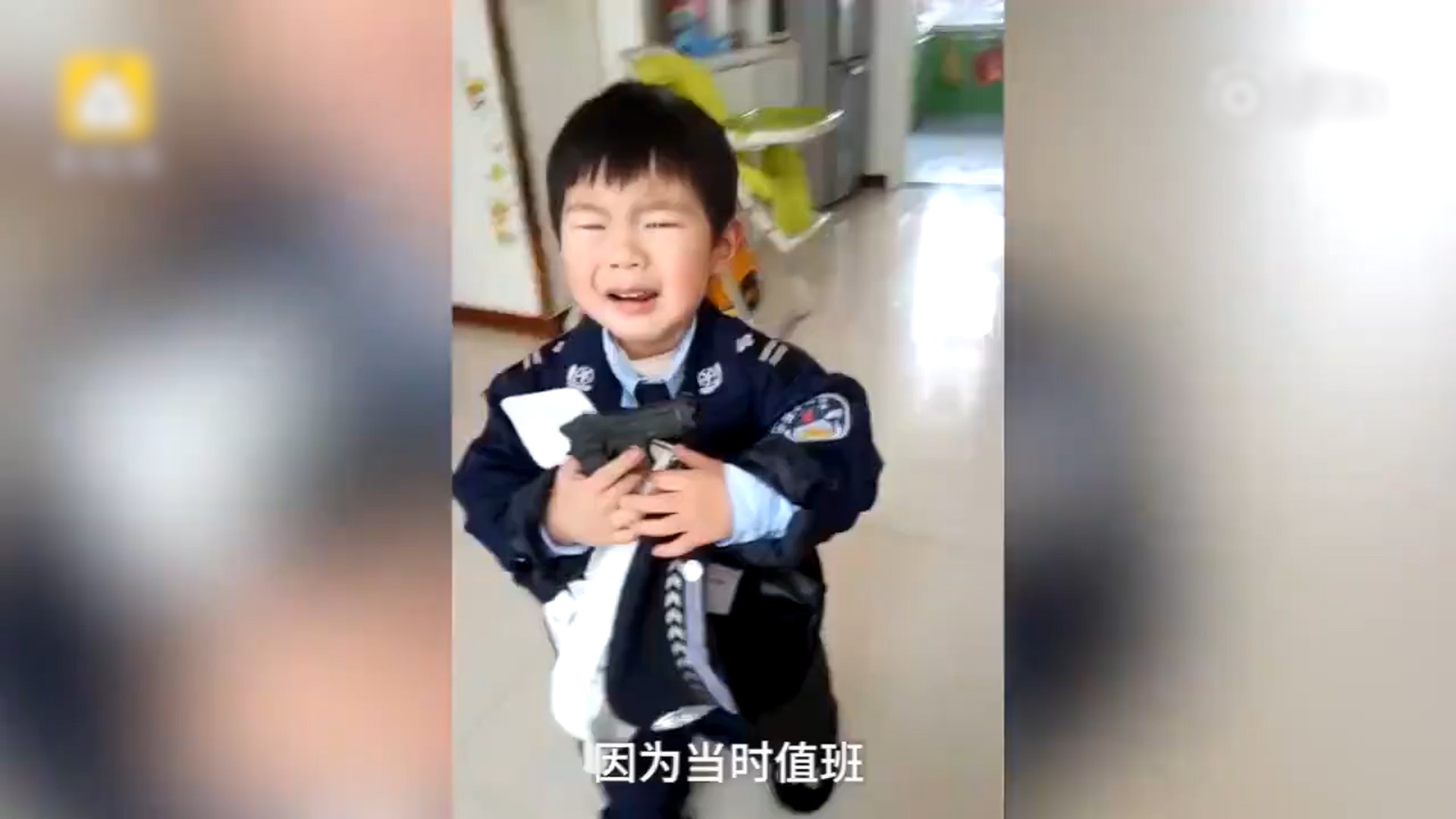 兒子整裝待發,卻發現被爸爸騙了,不禁抱着警察帽和玩具槍大哭起來。(短片截圖) 兒子整裝待發,卻發現被爸爸騙了,不禁抱着警察帽和玩具槍大哭起來。(短片截圖)