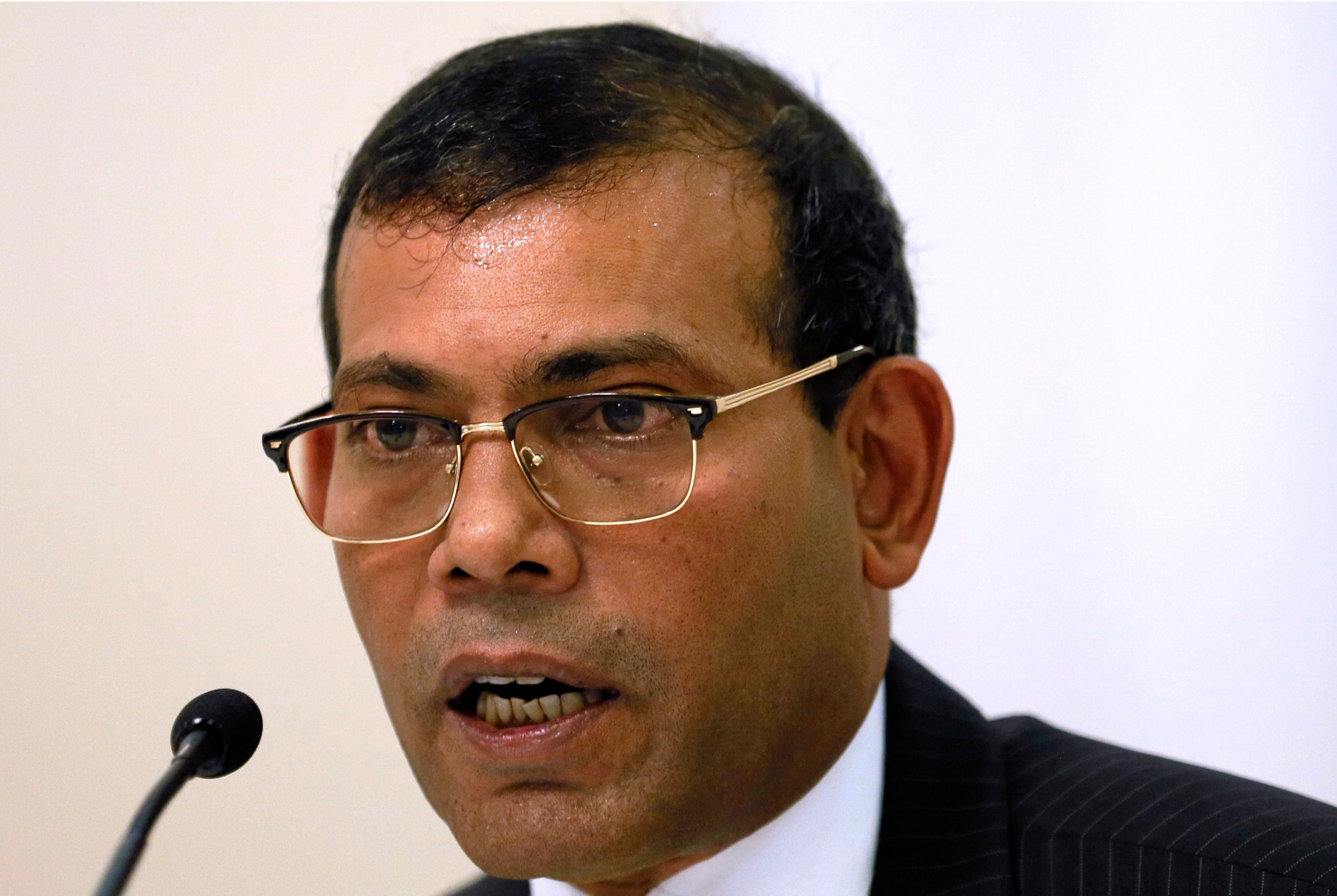 反對黨馬爾代夫民主黨（Maldivian Democratic Party）領導人兼前總統納希德（Mohamed Nasheed）被亞明以「參與恐怖活動」為由，於2015年被判入獄，被外界視為政治迫害。（路透社）