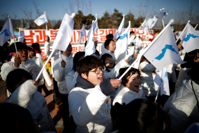 韓國仁川周日（4日）舉行瑞典友誼賽，韓國隊的支持者於場館外持統一旗，為韓朝女子冰曲聯隊運動員打氣。（路透社）