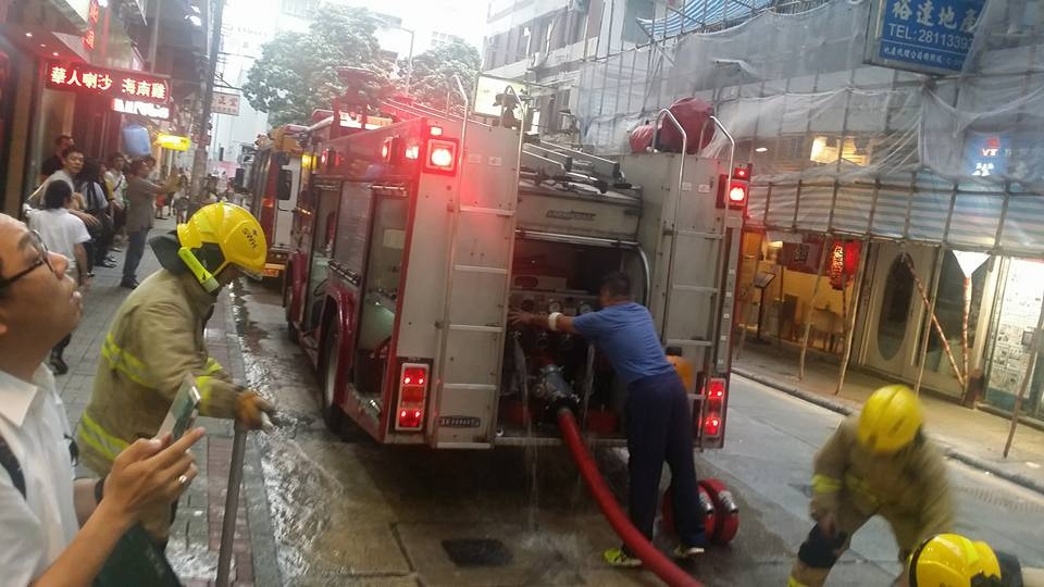 鰂魚涌海光街大廈發生火警，消防出動開喉灌救。（Fb群組香港突發事故報料區Wesley Wa‎i）