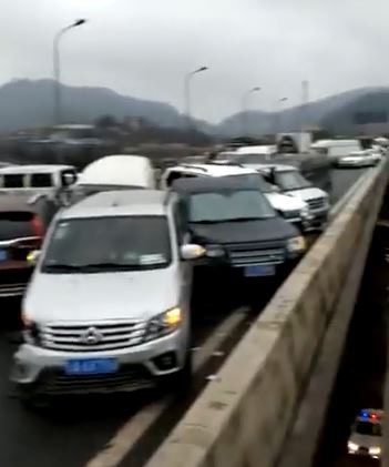 雲南昆楚高速公路的嚴重車禍，涉及53輛車相撞。（網上圖片）