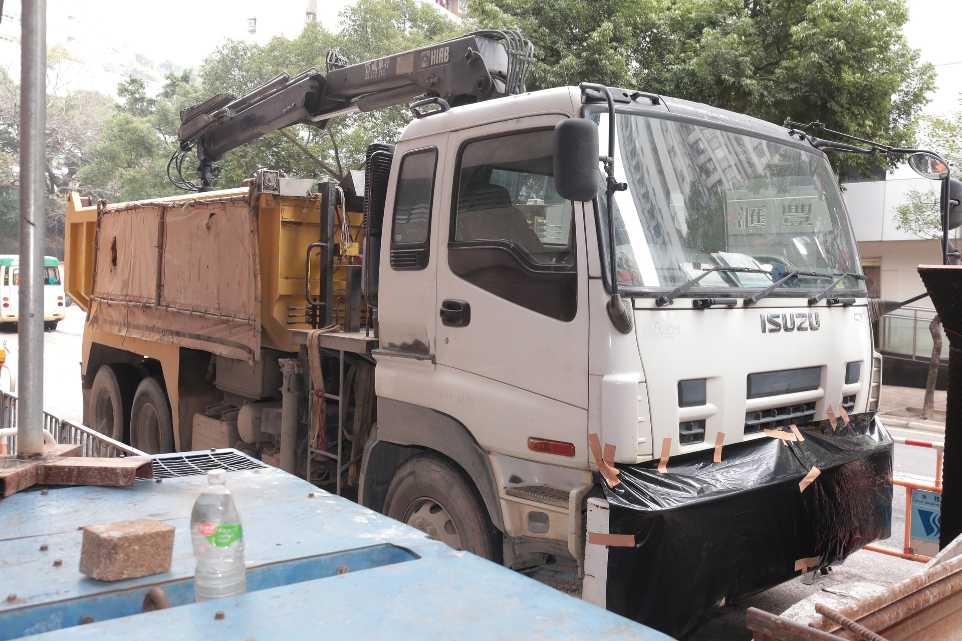 下午3時許,警方於奉天街尋獲一輛泥頭車,懷疑與案件有關。(梁銘康攝) 下午3時許,警方於奉天街尋獲一輛泥頭車,懷疑與案件有關。(梁銘康攝)