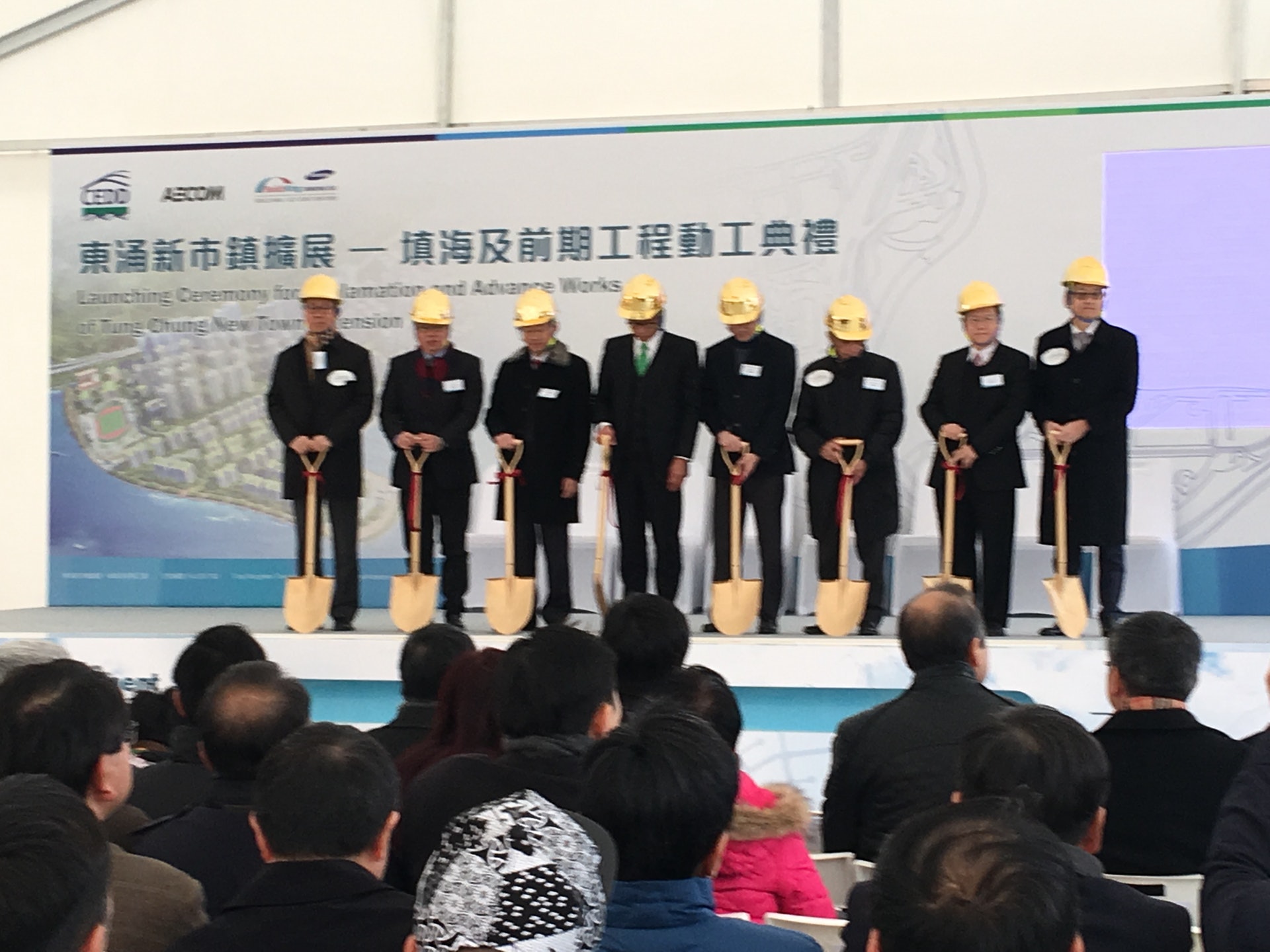 財政司司長陳茂波、發展局副局長廖振新、土木工程拓展署署長林世雄等出席典禮。(甄挻良攝) 財政司司長陳茂波、發展局副局長廖振新、土木工程拓展署署長林世雄等出席典禮。(甄挻良攝)