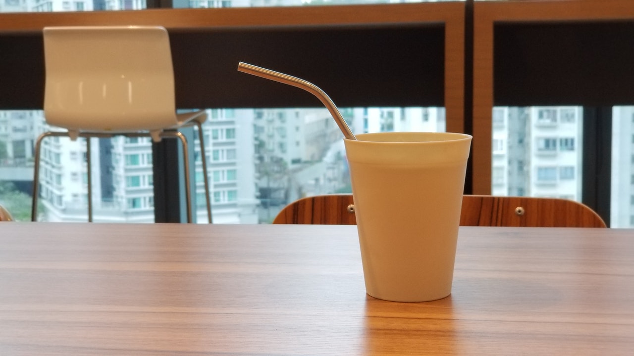 鋼飲管大行其道,不過如果鋼飲管使用的次數不多,可能比膠飲管更為浪費。(盧勁揚攝) 鋼飲管大行其道,不過如果鋼飲管使用的次數不多,可能比膠飲管更為浪費。(盧勁揚攝)
