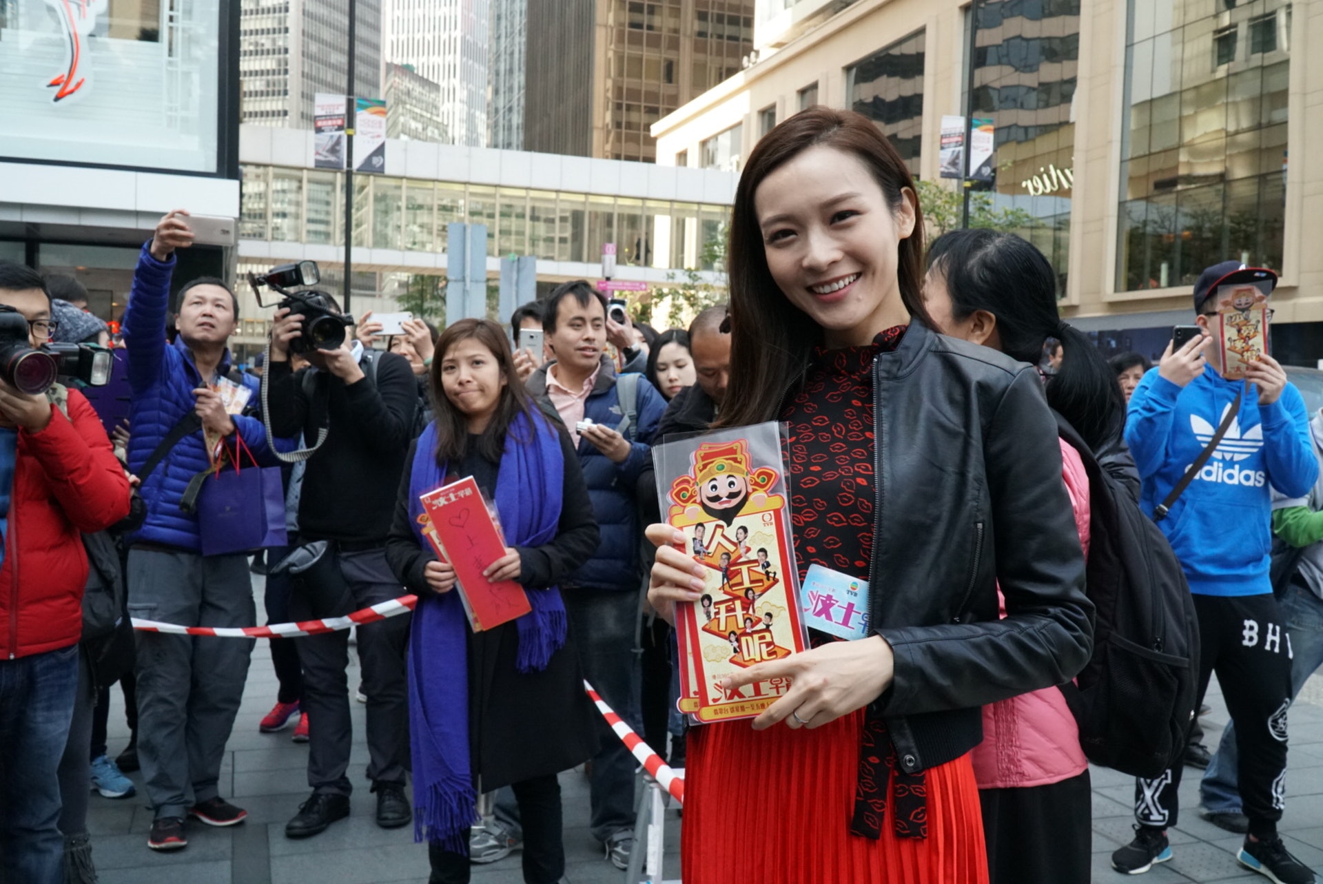 放咗喺倉底三年,TVB劇集«波士早晨»將緊接«平安谷之詭谷傳說»播出,今日一眾演員於中環街頭宣傳。(冼燕珊攝) 放咗喺倉底三年,TVB劇集«波士早晨»將緊接«平安谷之詭谷傳說»播出,今日一眾演員於中環街頭宣傳。(冼燕珊攝)