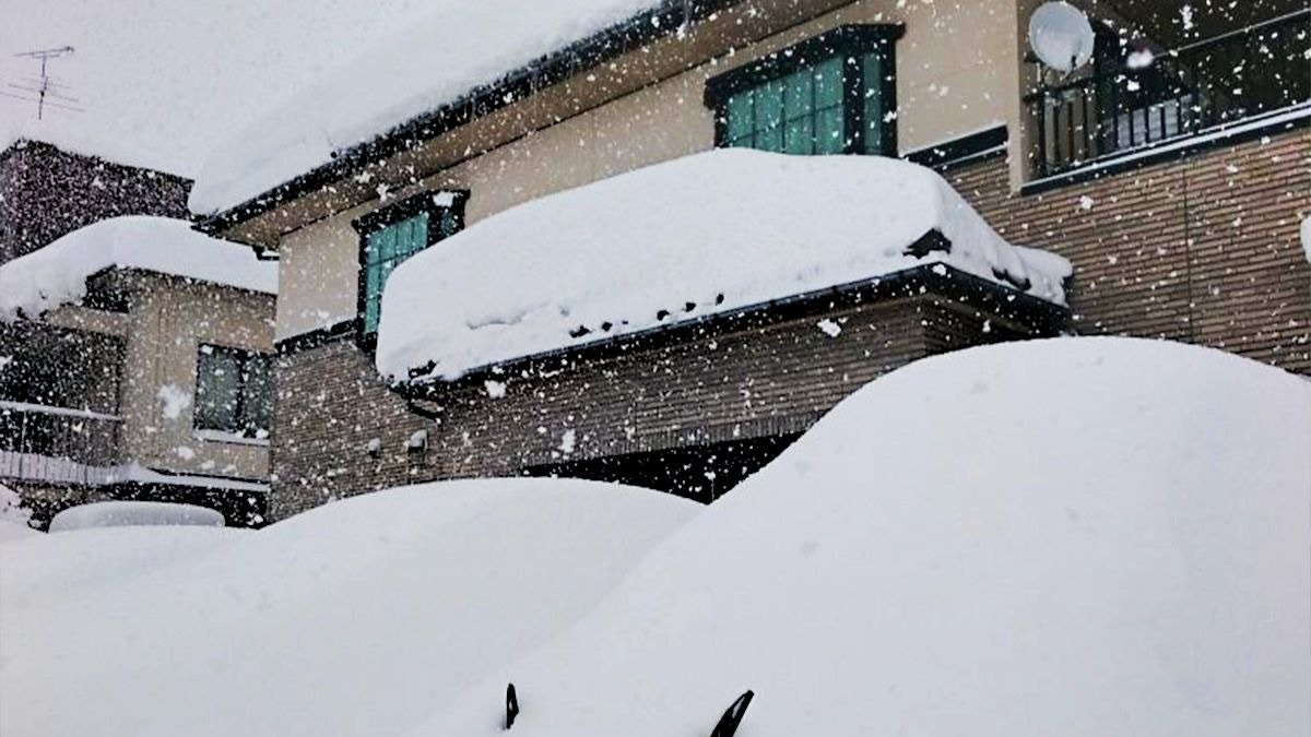 日本福井縣遇37年來大雪積雪逾1米上千車輛堵塞公路動彈不得 香港01 即時國際