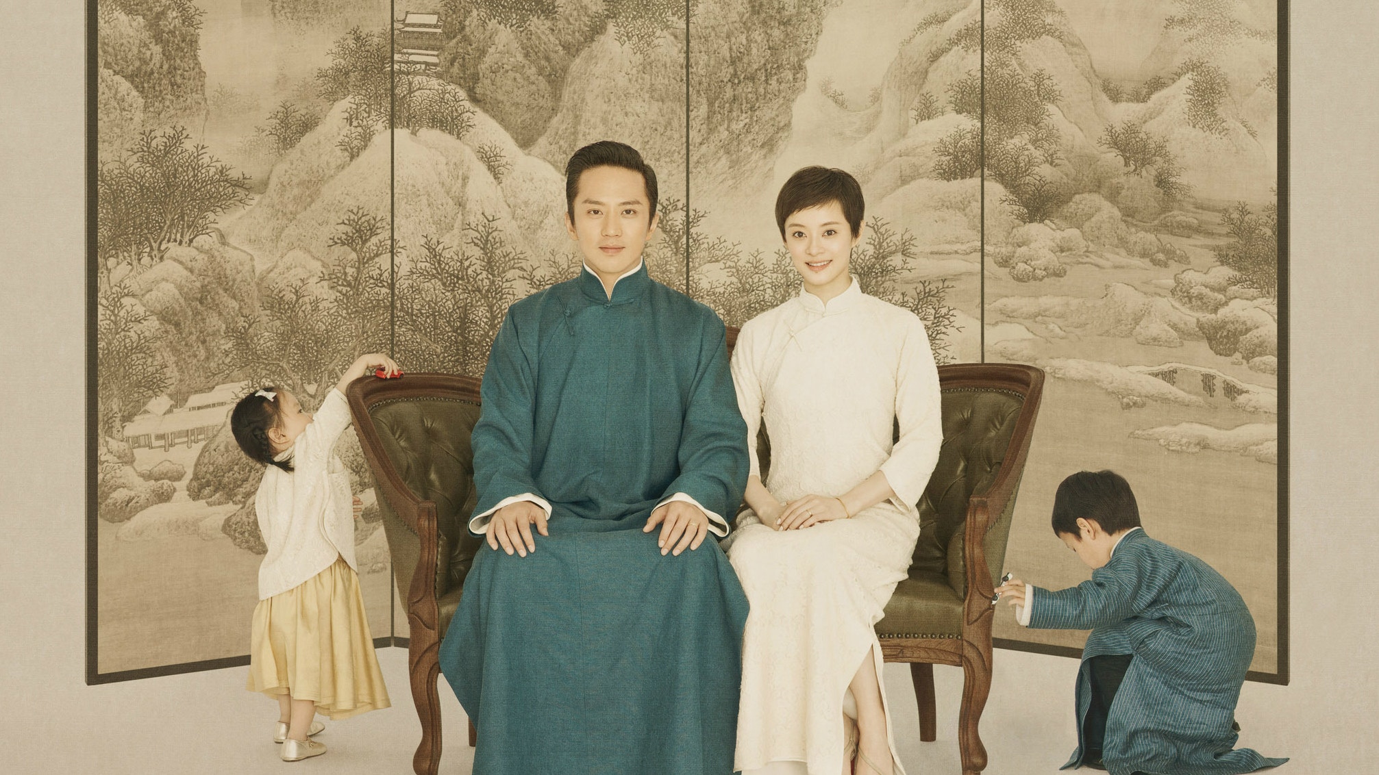 孫儷鄧超「木婚」紀念復古全家福帥氣優雅｜香港01｜即時娛樂