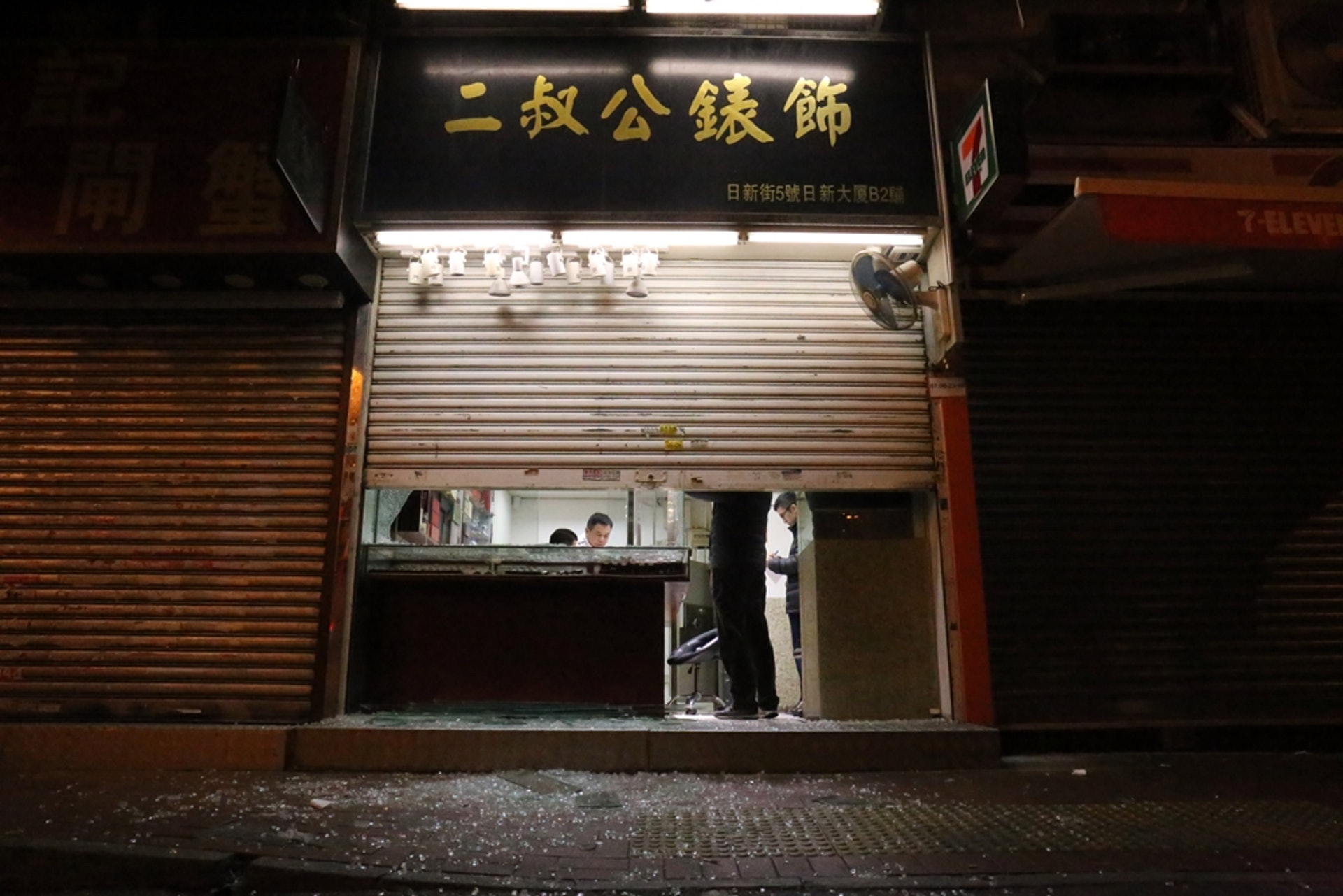 「二叔公」事後落半閘待警方調查。(賴南秋攝) 「二叔公」事後落半閘待警方調查。(賴南秋攝)