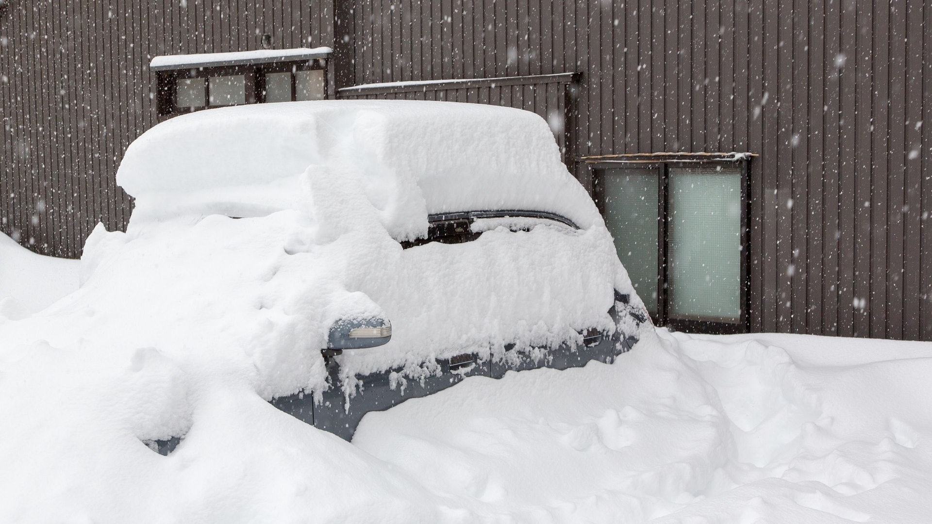 日本西岸風雪吹襲 造成1死27傷 死者困車內一氧化碳中毒亡 日本西岸風雪吹襲 造成1死27傷 死者困車內一氧化碳中毒亡