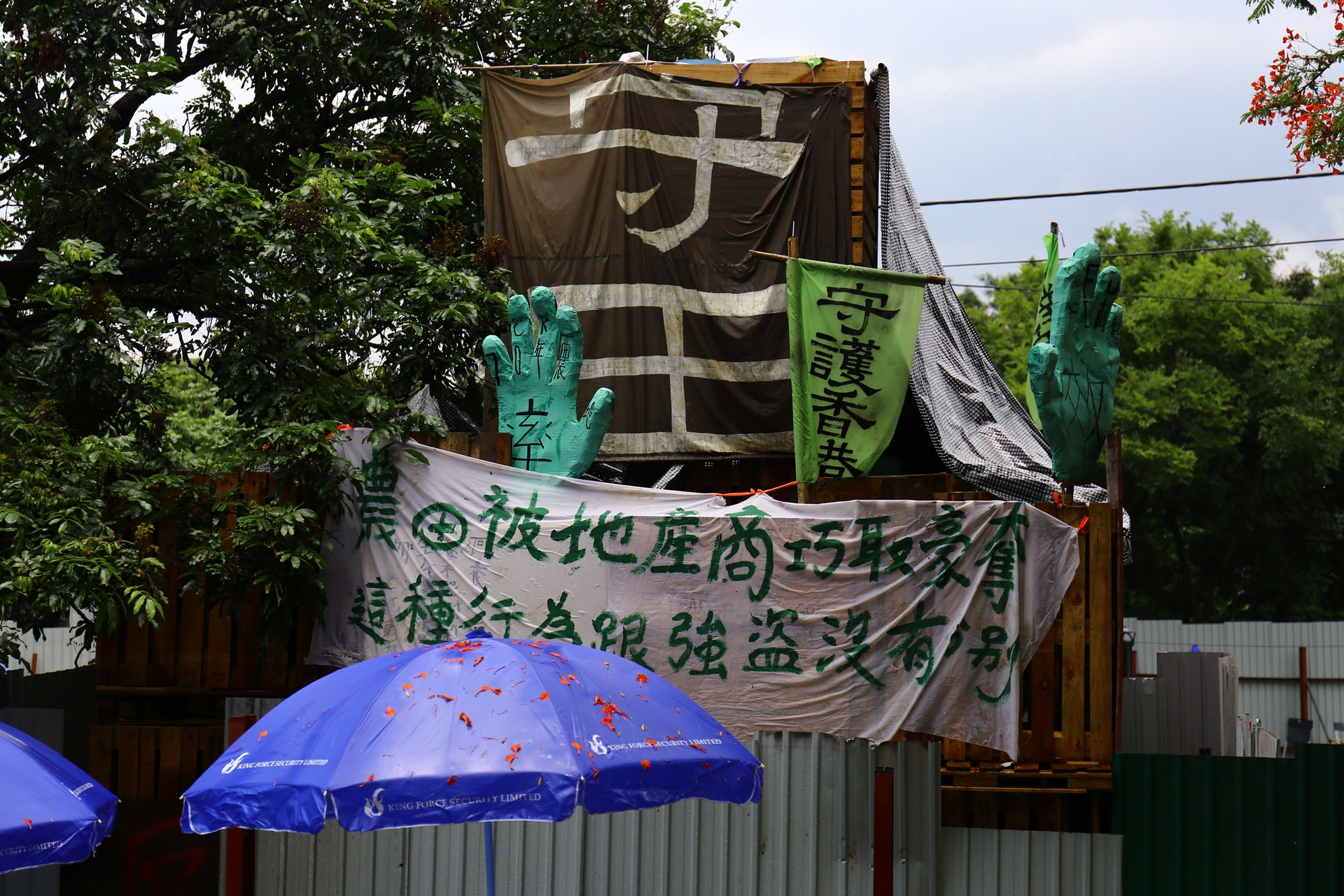 馬屎埔上,恒地聘用的保安員,與示威者仍然僵持,當中有部分保安被指為前高級警務人員。(鄧麗婷攝) 馬屎埔上,恒地聘用的保安員,與示威者仍然僵持,當中有部分保安被指為前高級警務人員。(鄧麗婷攝)