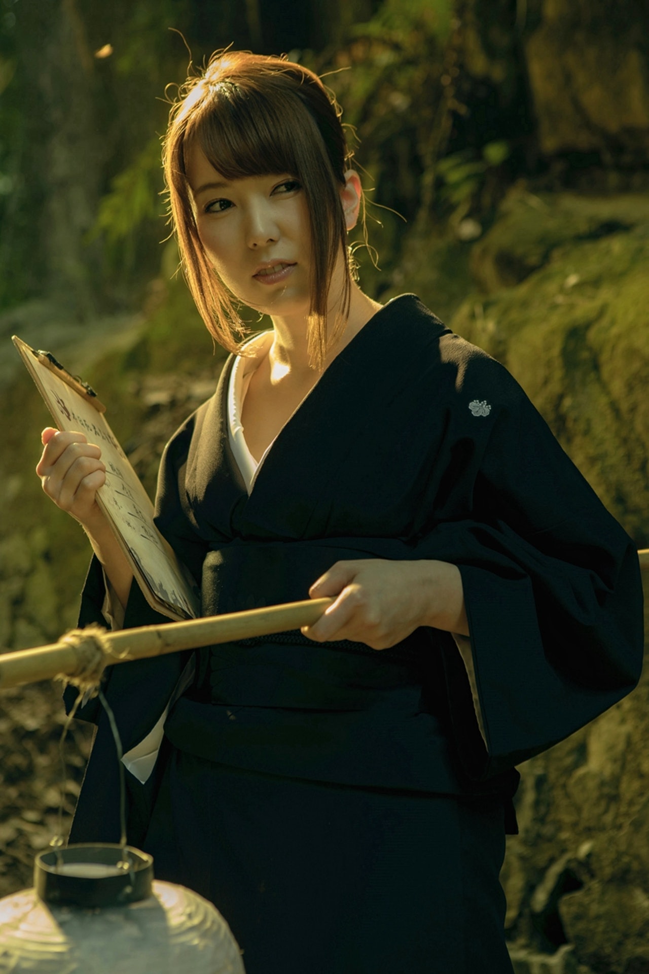 這套全黑和服,原來是波多野結衣的私伙,非常貼心。(劇照) 這套全黑和服,原來是波多野結衣的私伙,非常貼心。(劇照)