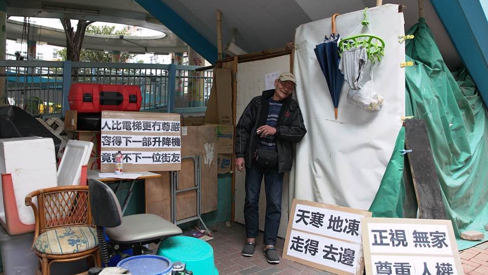 無家者拾荒物搭屋 民政處預告今日清拆 橋底容不下過新年 無家者拾荒物搭屋 民政處預告今日清拆 橋底容不下過新年