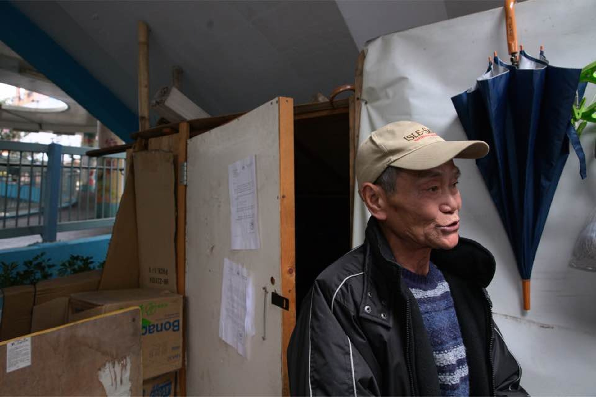 根叔因與家人關係欠佳,5年前開始露宿生活。(湯庸皓攝) 根叔因與家人關係欠佳,5年前開始露宿生活。(湯庸皓攝)