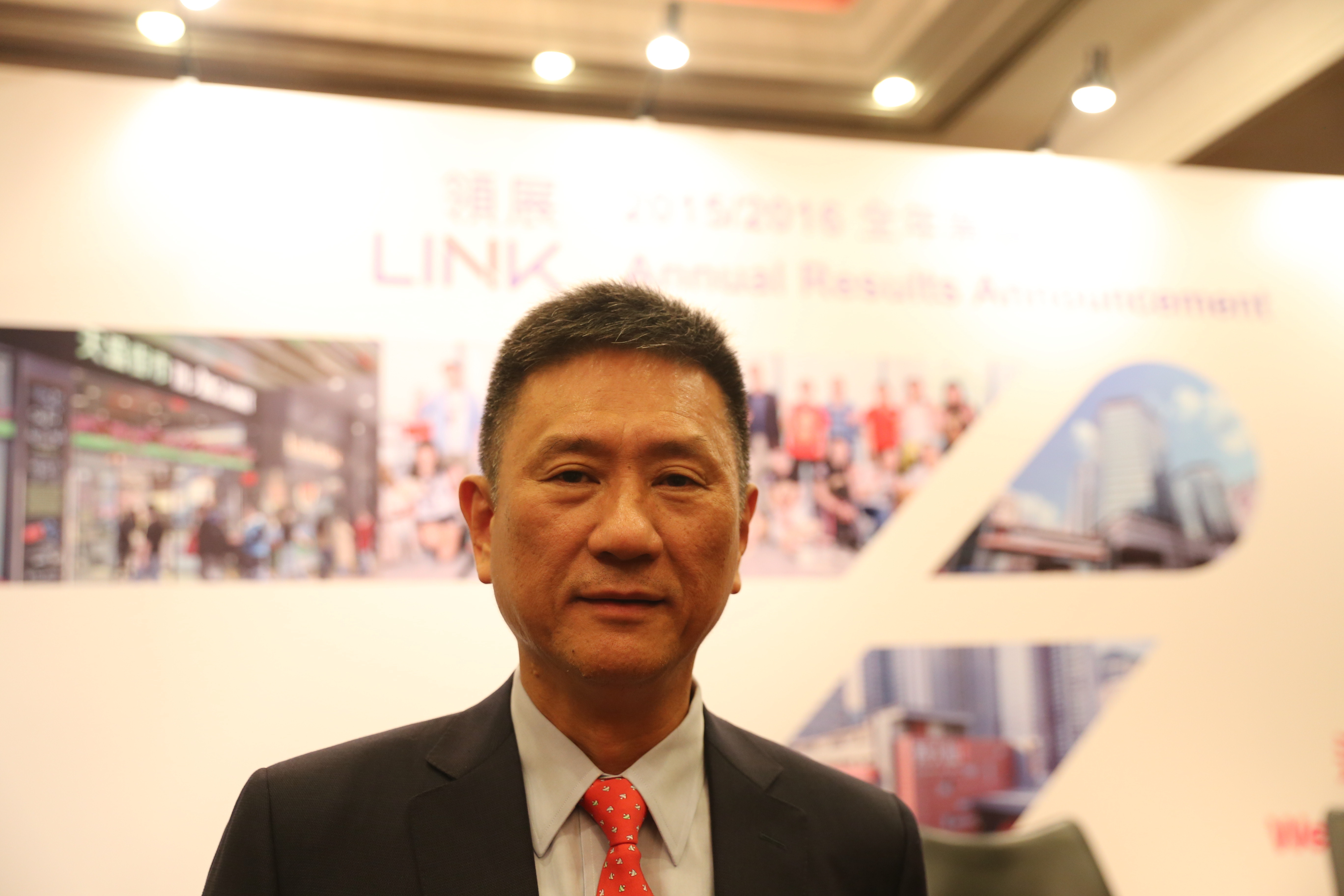 領展企業傳訊及對外關係總監盧炳松，在業績會宣布叫停街巿整體承包制，直至檢討完畢。（林若勤攝）