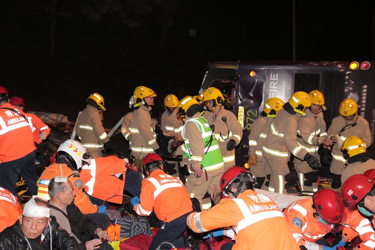 大埔公路九巴車禍現場,大批消防、醫護人員加入救援。(余睿菁攝) 大埔公路九巴車禍現場,大批消防、醫護人員加入救援。(余睿菁攝)