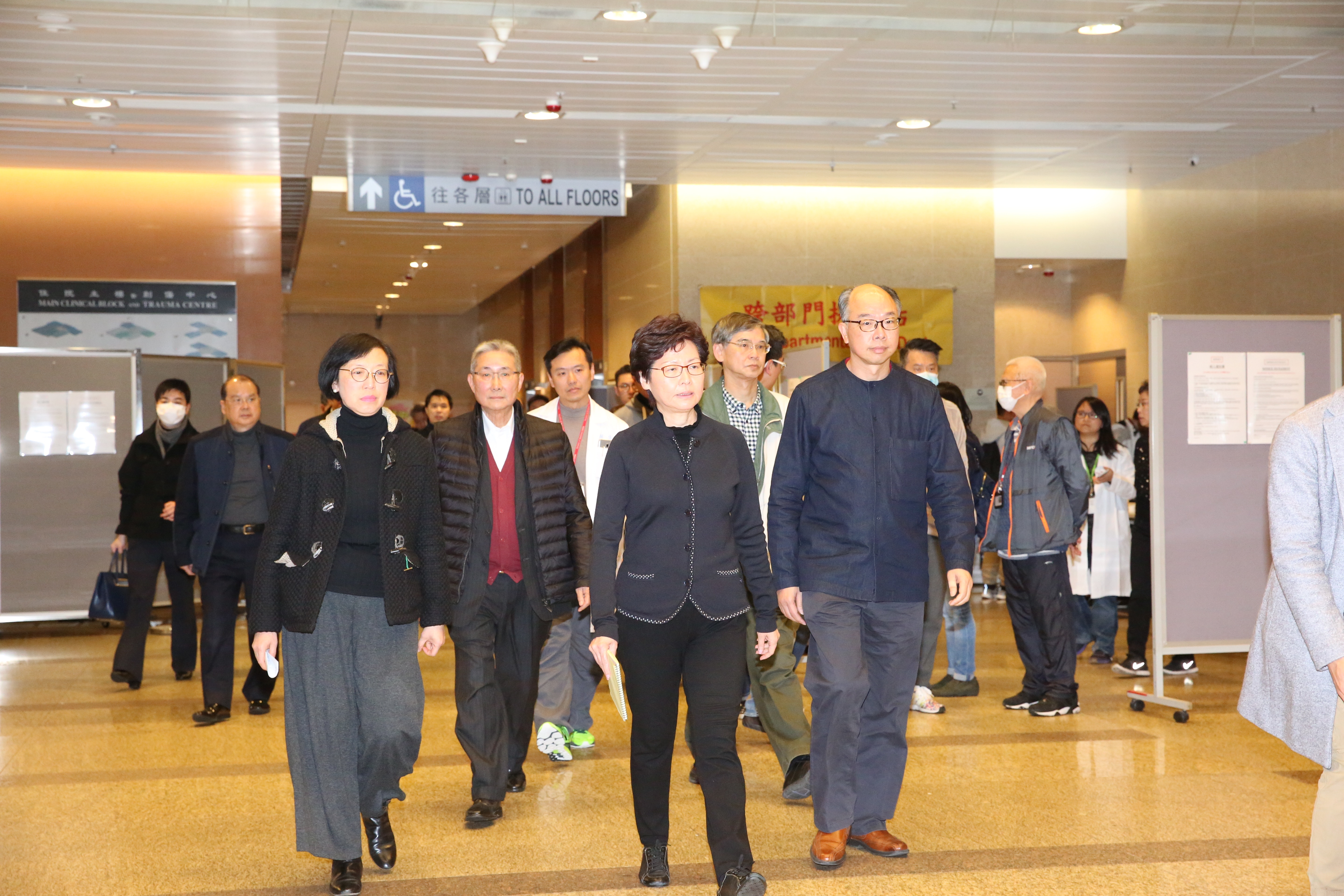 特首林鄭月娥(右二)與運房局局長陳帆(右一)及食衞局局長陳肇始(左一)到威院探望傷者。