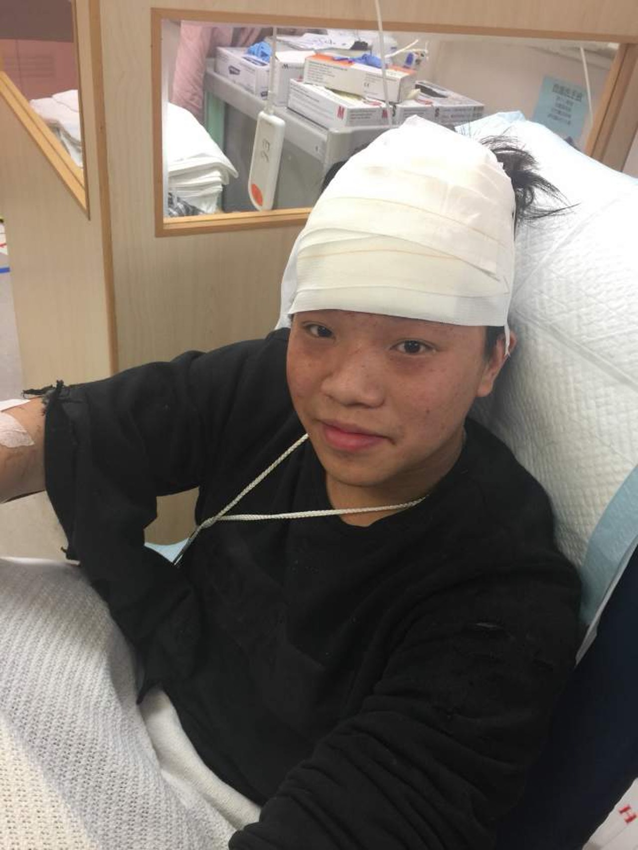 李灝生憶述:「事發前,司機轉彎不收掣,乘客全在大叫,跟住架車就翻側去左邊。」(家屬提供圖片) 李灝生憶述:「事發前,司機轉彎不收掣,乘客全在大叫,跟住架車就翻側去左邊。」(家屬提供圖片)