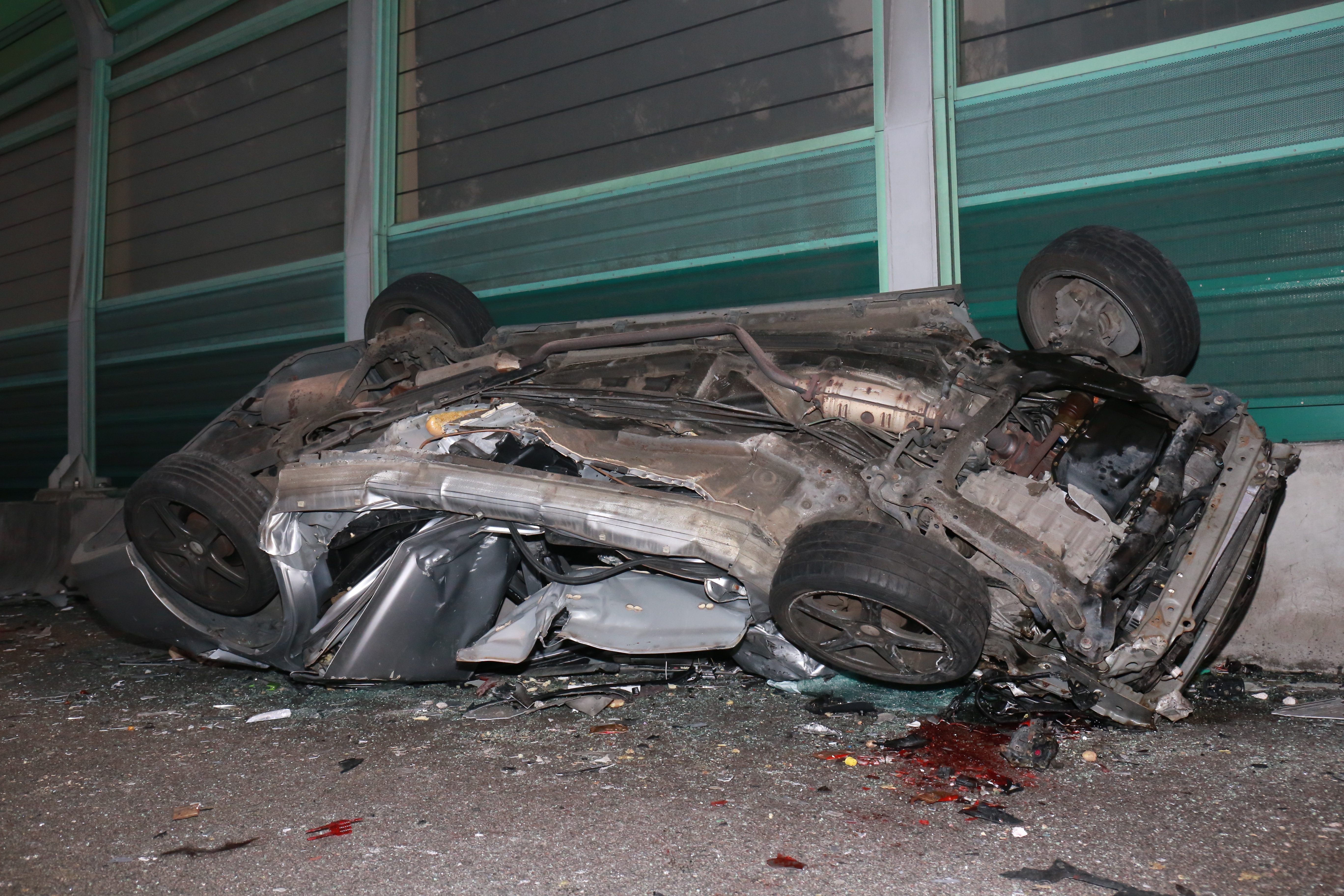 被追截的私家車翻側，車上兩人死亡。（資料圖片／林振華攝）