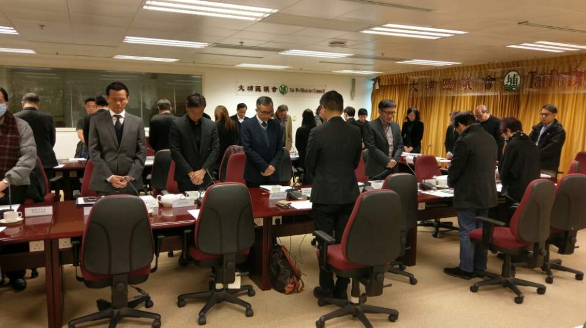 會議開始前,全場默哀一分鐘。(黃偉倫攝) 會議開始前,全場默哀一分鐘。(黃偉倫攝)