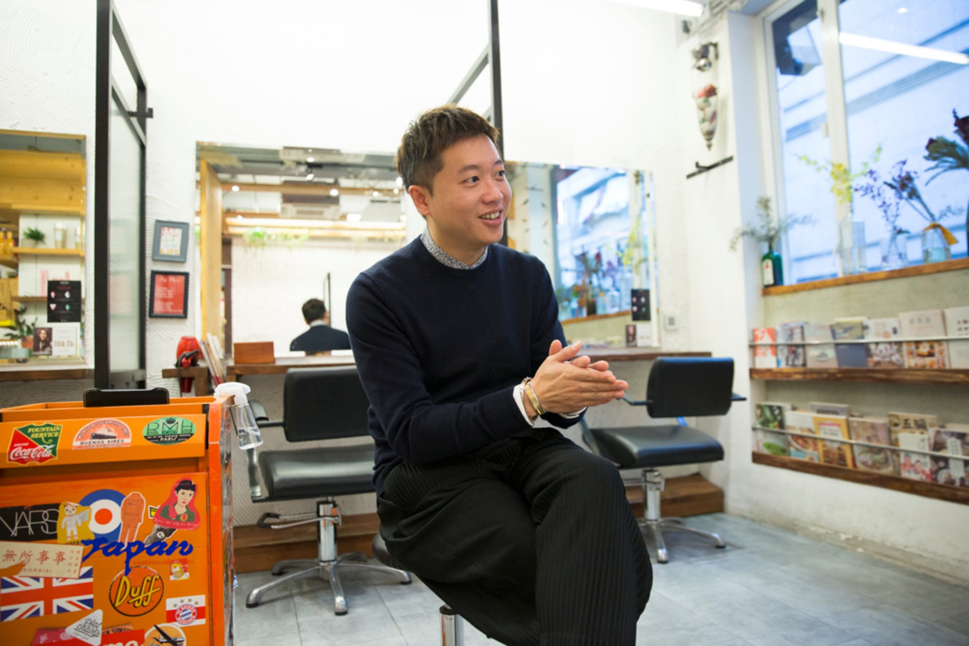 Adrian入行18年,旁邊一架橙色工具車是他最忠誠的工作伙伴。(龔嘉盛攝) Adrian入行18年,旁邊一架橙色工具車是他最忠誠的工作伙伴。(龔嘉盛攝)