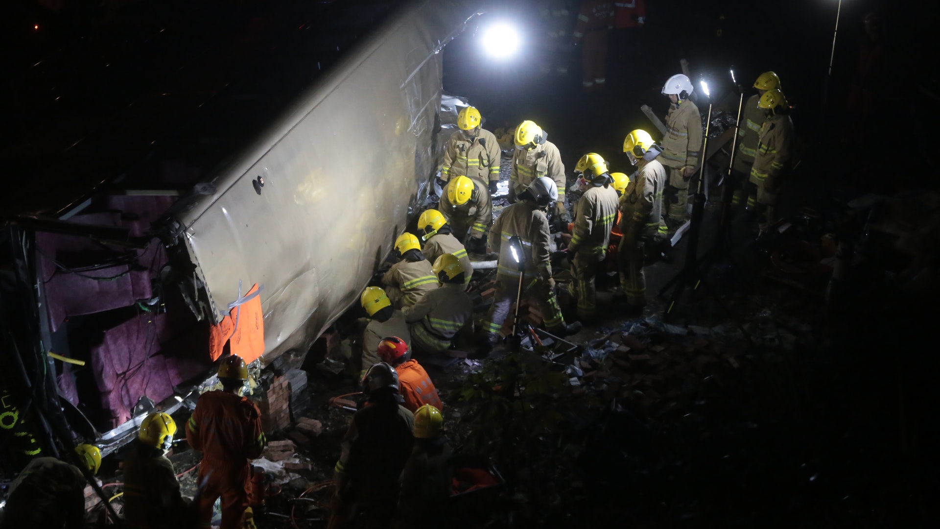 【大埔公路翻九巴】傷者兒子親睹翻側慘況:巴士夾住三個人頭 【大埔公路翻九巴】傷者兒子親睹翻側慘況:巴士夾住三個人頭