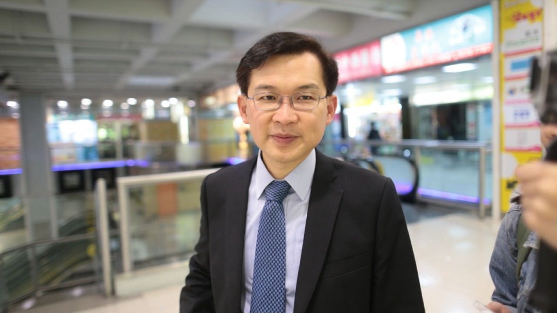 康宏風暴 康健國際總部被廉署及證監搜查廉署 調查進行中 康宏風暴 康健國際總部被廉署及證監搜查廉署 調查進行中