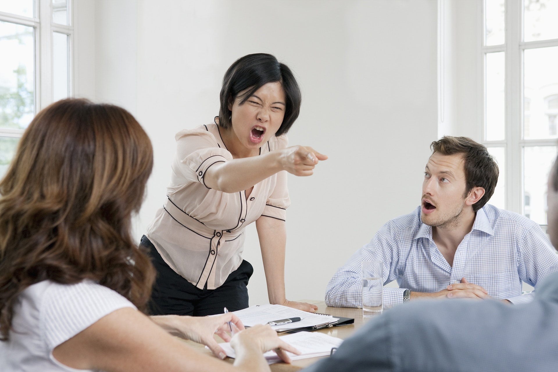開會說話直率,批評同事間沒有顧人感受,可能你已成為公司內的「犯眾憎」。(視覺中國) 開會說話直率,批評同事間沒有顧人感受,可能你已成為公司內的「犯眾憎」。(視覺中國)